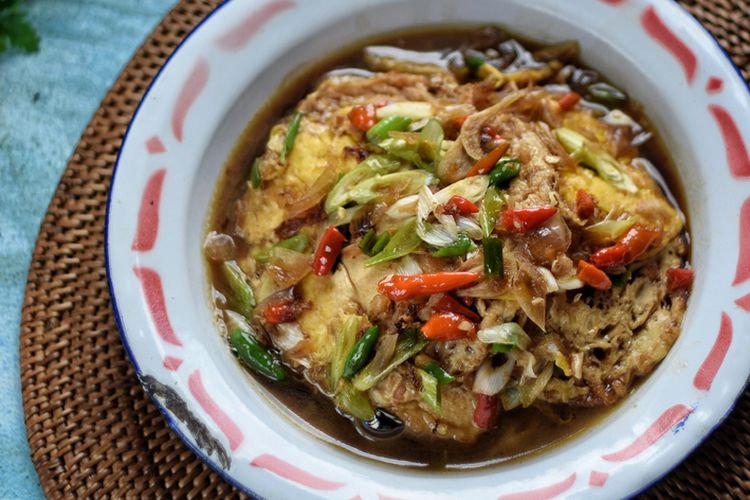 Telur dadar masak kecap dikasih irisan cabai rawit.