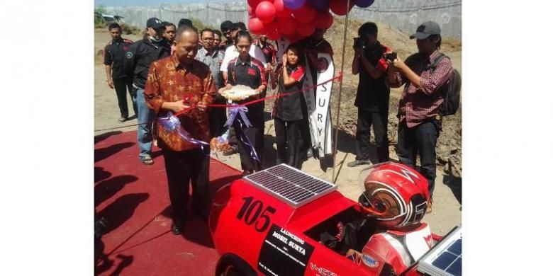 Menristek Dikti M Nasir saat melihat mobil tenaga listrik dan mobil tenaga surya hasil rakitan mahasiswa Politeknik Kota Kediri, Jawa Timur, Minggu (14/6/2015).