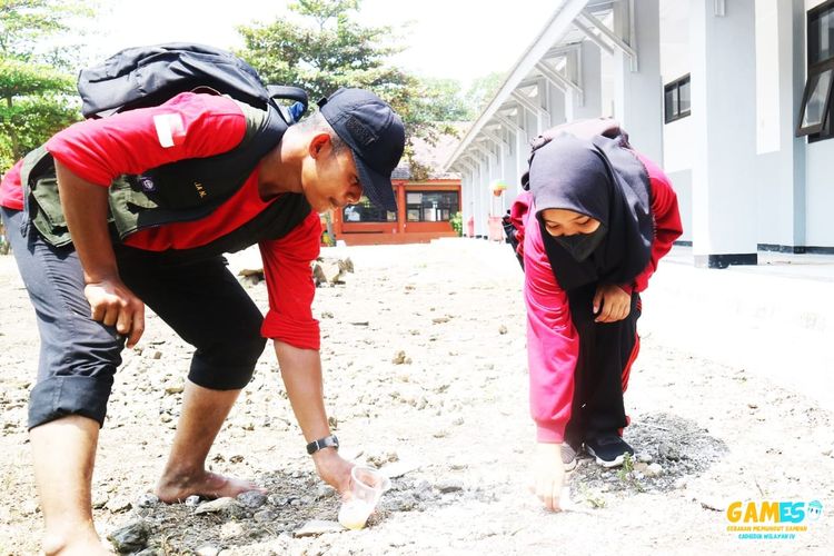 Dinas Pendidikan (Disdik) Jawa Barat melalui Cabang Dinas Pendidikan (Cadisdik) Wilayah IV Jawa Barat mengajak peserta didik mengangkat kembali kearifan lokal tentang menjaga kebersihan dengan Gerakan Memungut Sampah (Gemas).