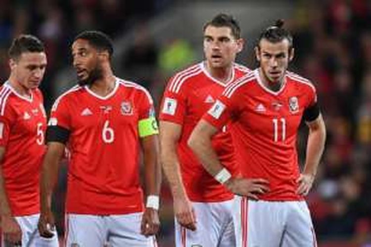 Pemain Wales, James Chester, Ashley Williams, Sam Vokes, dan Gareth Bale, tampak menunggu bola pada laga kontra Serbia di Cardiff, Sabtu (12/11/2016). 