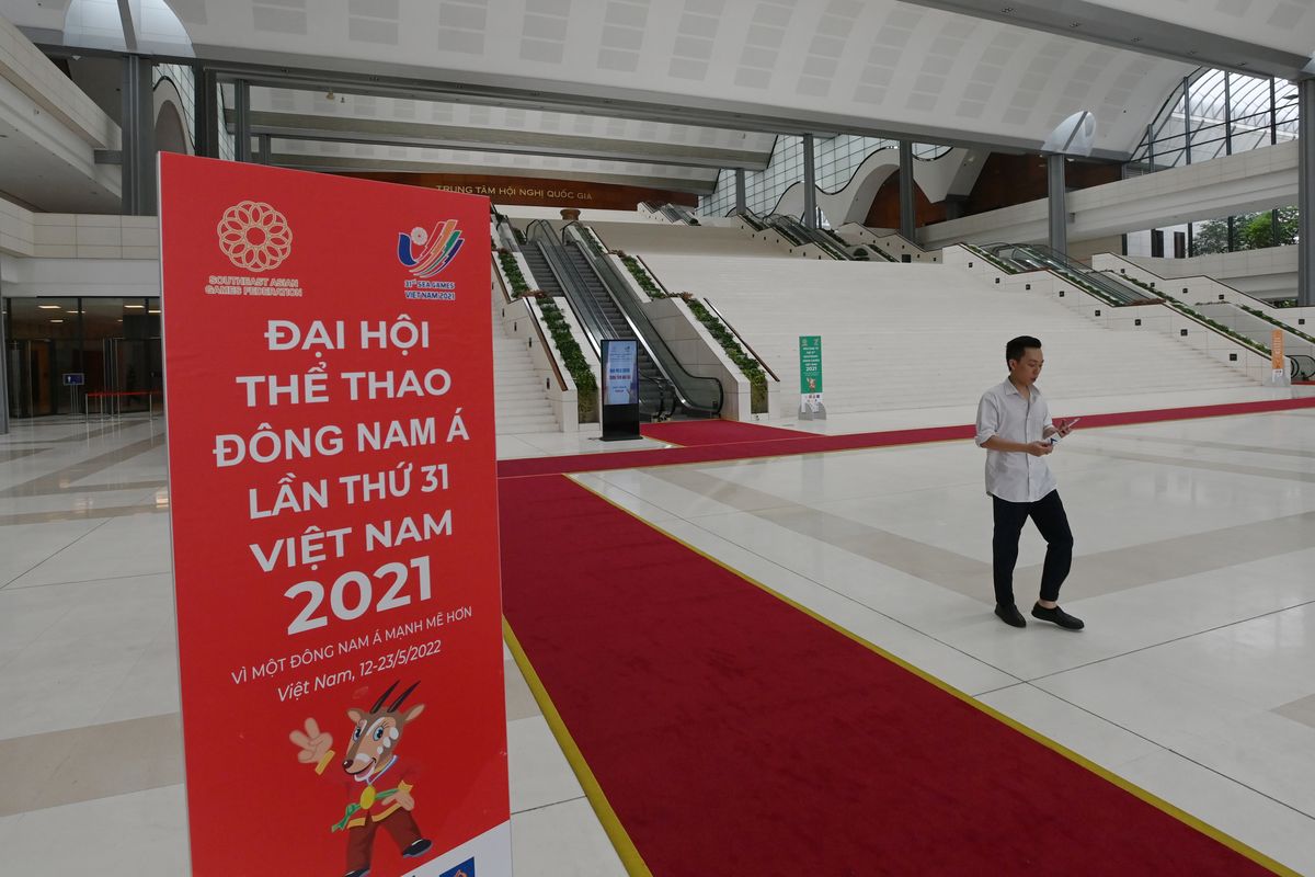 Seorang warga berjalan di Gedung National Convention Center (NCC), Hanoi, Vietnam, Minggu (8/5/2022). Gedung NCC menjadi pusat informasi dan kegiatan media massa yang meliput SEA Games XXXI Hanoi sekaligus sebagai pusat broadcasting internasional yang menyiarkan pertandingan-pertandingan ajang olah raga dua tahunan Asia Tenggara itu mulai 9 hingga 24 Mei 2022. ANTARA FOTO/Aditya Pradana Putra/aww.