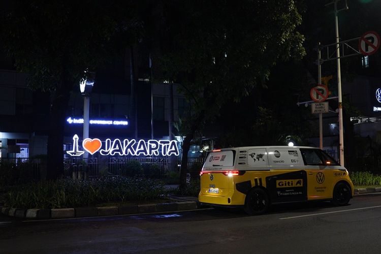  Volkswagen ID. BUZZ berwarna Lime Yellow menapaki jalanan Indonesia, mulai dari Jakarta, Semarang, Surabaya, hingga Bali. 