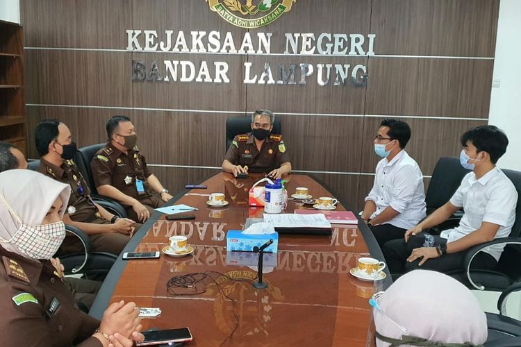 Pelimpahan berkas tahap I kasus penusukan syekh ali jaber ke Kejari Bandar Lampung. (FOTO: Dok. Polda Lampung)