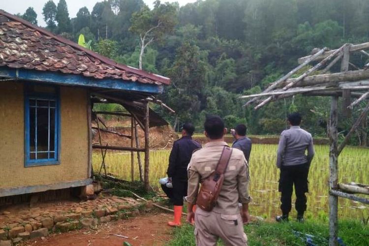 Polisi bersama warga tengah melakukan pencarian seorang nenek renta bernama Nek Ipah di Kabupaten Cianjur, Jawa Barat, yang hilang sejak Selasa lalu.