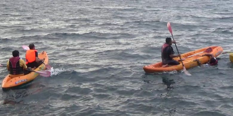 Pengunjung menikmati kesegaran air Danau Matano dengan menggunakan perahu kano. Danau Matano berada di atas pegunungan verbek Sorowako, Kabupaten Luwu Timur, Sulawesi Selatan.