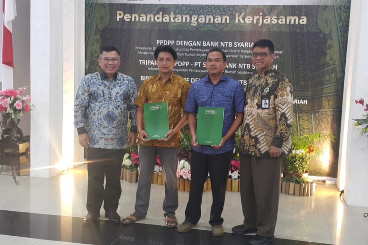 Penandatanganan akad perjanjian Produk Kredit Pemilikan Rumah (KPR) iB SMF Pasca Bencana antara SMF dan beberapa ASN di halaman pendopo Gubernur NTB, Kamis (28/2/2019).