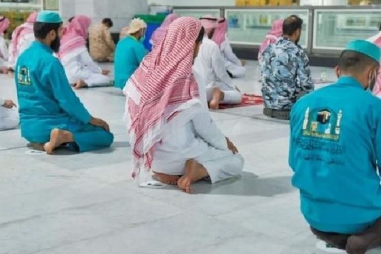 Shalat berjemaah di Arab Saudi dengan jaga jarak sosial