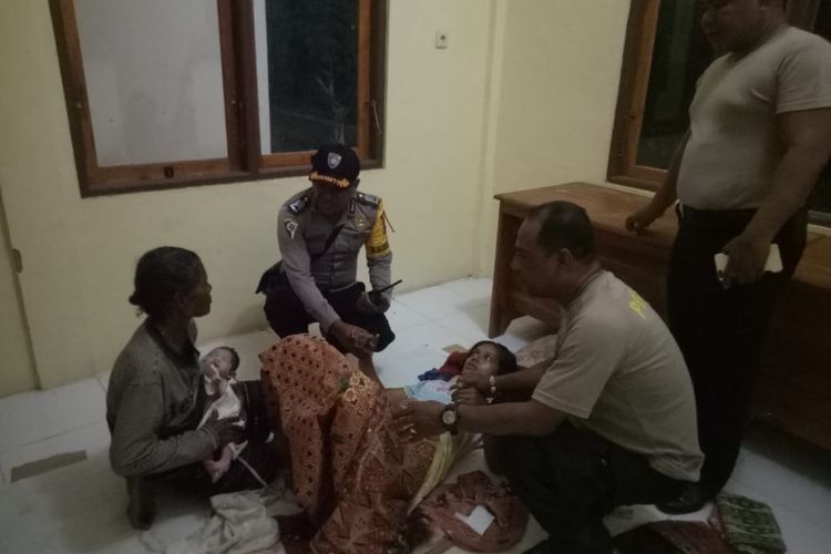 Rosalia Hermina Susila Watiuman (27), seorang ibu asal Desa Tagawiti, Kecamatan Ile Ape, Kabupaten Lembata, Nusa Tenggara Timur (NTT), lahirkan seorang bayi laki-laki di kantor pos polisi Ile Ape, Selasa (31/12/2019) malam