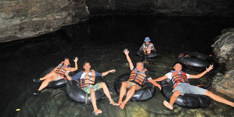 Mengambang di atas ban, menyusuri Goa Pindul.