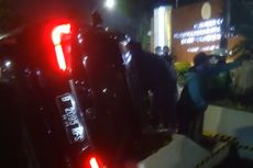 Tabrak Pembatas Jalur Sepeda Sudirman, Mobil Berpelat RFS Terguling di Dekat Gedung Kemenpan-RB