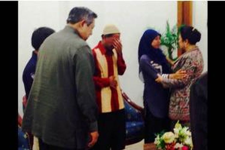 Presiden SBY & Ibu Negara terima Raeni, Sarjana Unes berprestasi, peserta Program Bidikmisi, di Lanud Halim, Jumat (13/6/2014) pagi.