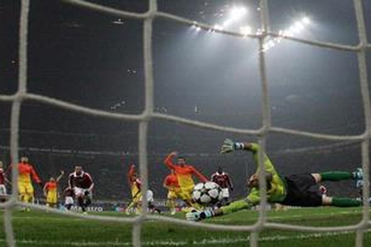 Gelandang AC Milan dari Ghana, Kevin-Prince Boateng (tengah), mencetak gol ke gawang Barcelona yang dikawal Victor Valdes (menjatuhkan diri) dalam laga perdana 16 besar Liga Champions di Stadion San Siro, Rabu (20/2/2013). Milan akhirnya menang 2-0. 