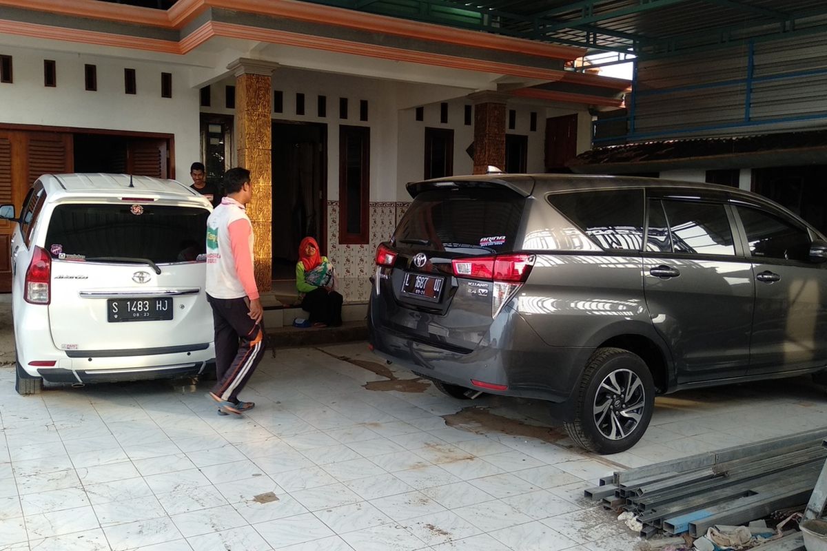 Mulyadi, seorang warga Desa Sumurgeneng, Kecamatan Jenu, Kabupaten Tuban, Jawa timur, menunjukkan koleksi mobil yang barusan dibeli usai menerima uang pembebasan lahan dari proyek pembangunan kilang minyak di Tuban. Selasa (16/2/2021).
