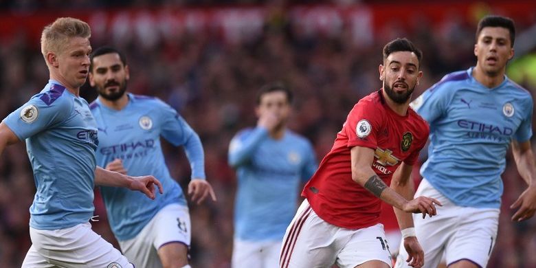 Bruno Fernandes (kanan) berduel dengan  Oleksandr Zinchenko (kiri) pada laga Manchester City vs Manchester United dalam lanjutan pekan ke-29 Liga Inggris di Stadion Old Trafford, Minggu 8 Maret 2020.