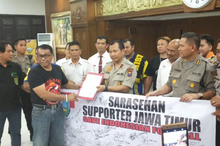 Perwakilan suporter sepak bola se-Jawa Timur ditemui Wakapolda Jatim Brigjen Pol Toni Harmanto, Senin (14/1/2019). Elemen suporter itu mrmberi dukungan kepada Satgas Antimafia Bola agar serius memberantas pengaturan skor.