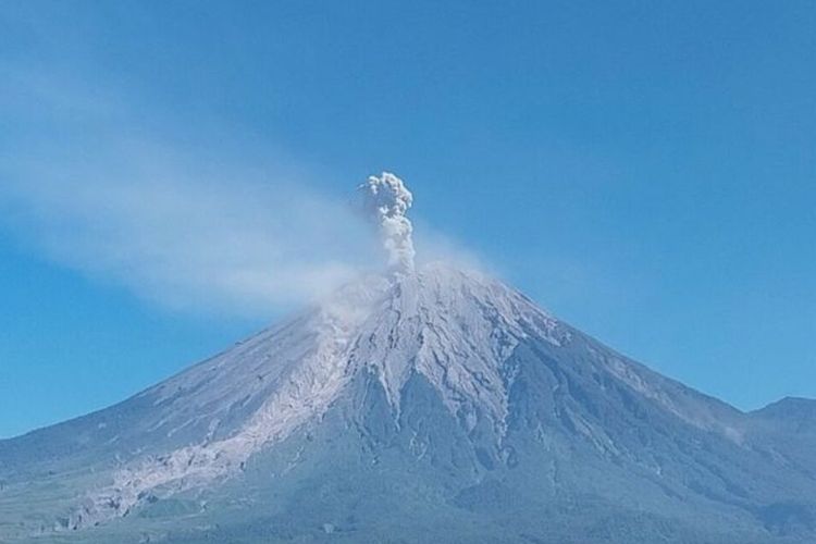 Gunung Semeru Erupsi 7 Kali dalam 4 Jam, Letusan Tertinggi Capai 1.300 Meter