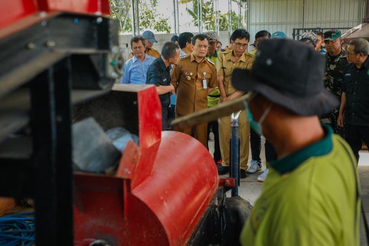 Gubernur Jawa Tengah (Jateng) Ahmad Luthfi saat meninjau pengolahan sampah di Desa Tersono, Kecamatan Tersono, Kabupaten Batang, Senin (6/10/2025).