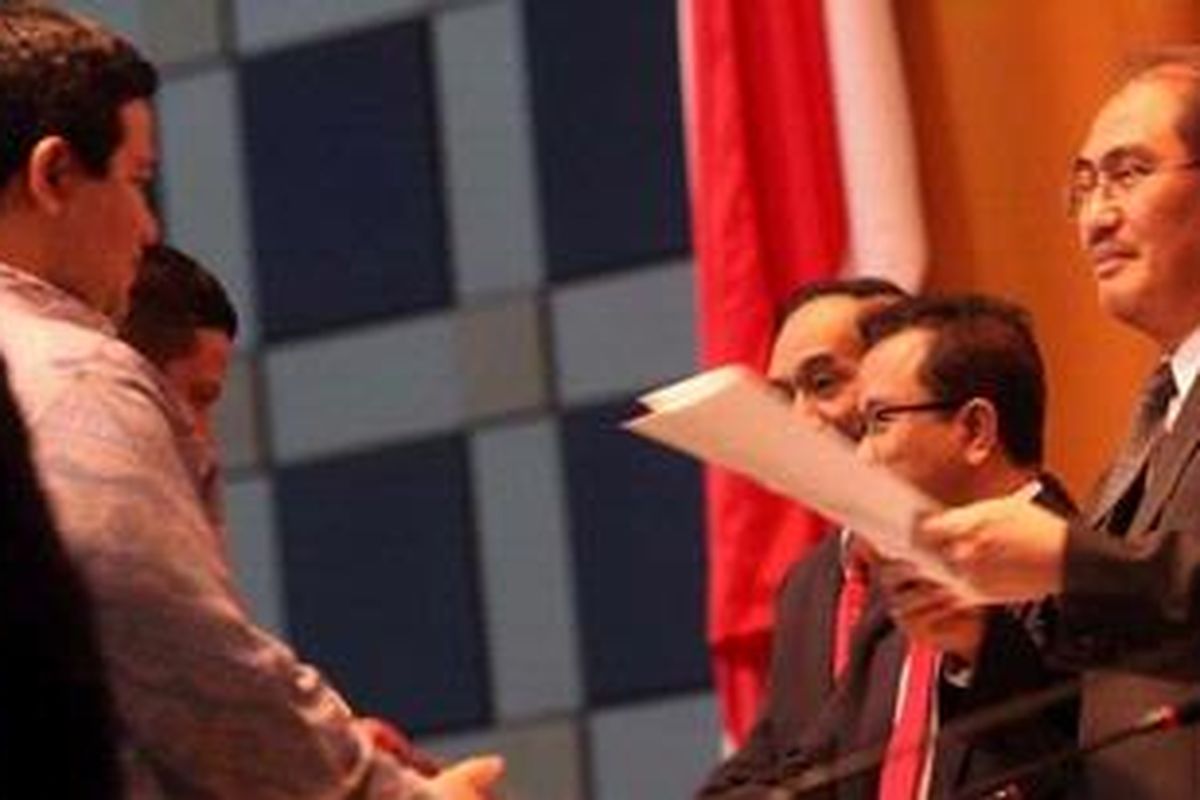 Ketua Majelis Persidangan DKPP Jimly Asshiddiqie menyerahkan hasil putusan Sidang Dewan Kehormatan Penyelenggara Pemilu (DKPP) kepada Ketua KPU Husni Kamil Manik (kiri) dan Ketua Badan Pengawas Pemilu (Bawaslu) Muhammad (kedua dari kiri) di Gedung BPPT, Jakarta, Selasa (27/11/2012). DKPP memutuskan 18 partai politik (parpol) yang tidak lolos verifikasi administrasi, agar diikutkan KPU dalam verifikasi faktual. 