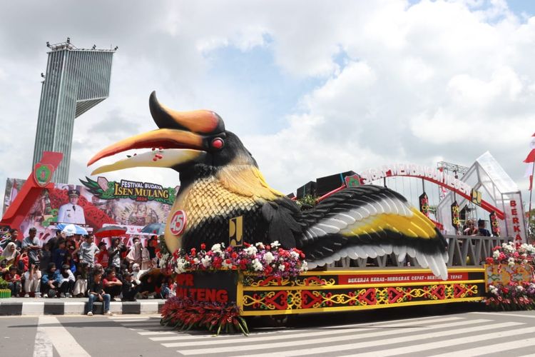 Salah satu mobil hias peserta di Karnaval Budaya FBIM 2024, Minggu (21/5/2024)