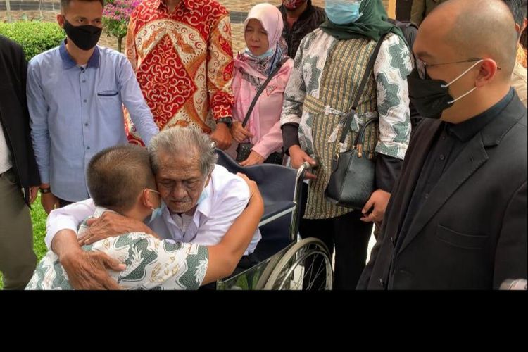 Tampak Deden (penggugat)dan Koswara (tergugat)saling berpelukan. hasil mediasi keduanya berakhir damai.