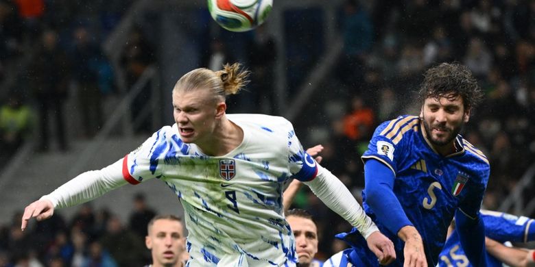 Kapten Norwegia #09 Erling Haaland berduel dengan gelandang Italia #05 Manuel Locatelli dalam pertandingan sepak bola Kualifikasi Piala Dunia 2026 antara Italia vs Norwegia, di Stadion San Siro, di Milan, pada 16 November 2025. (Foto oleh Alberto PIZZOLI / AFP)