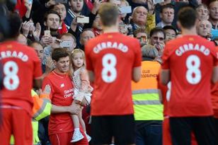 Para pemain Liverpool mengenakan jersey bernomor 8 pada laga terakhir Steven Gerrard di Stadion Anfield, Sabtu (16/5/2015).