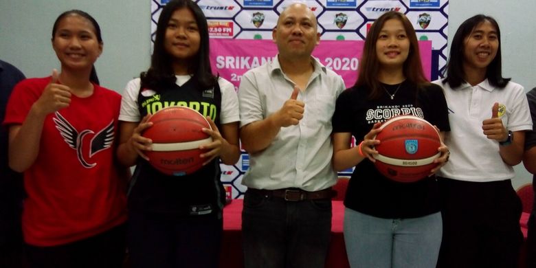 Berfoto dari kiri ke kanan (dari arah pembaca) jelang Seri 2 Srikandi Cup 2020, Selasa (11/2/2020), Siti Fatimah (Flying Wheel Makassar), Yuliana (Tanago Friesian Jakarta) Dedy Setiawan (Koordinator Srikandi Cup 2020), Onaka Glilani Louis (Scorpio Jakarta), dan Kadek Pratita Citta Dewi (Merpati Bali).

Seri 2 berlangsung di GOR Soemantri Brodjonegoro, Jakarta, pada 12-14 Februari 2020 serta 17-18 Februari 2020.