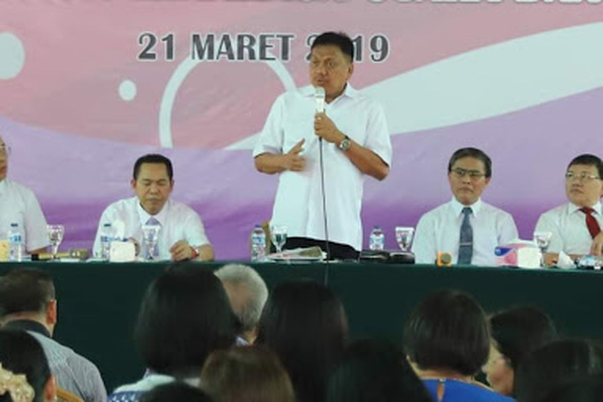 Gubernur Sulawesi Utara Olly Dondokambey pada kegiatan Tatap Muka Pemerintah Provinsi Sulawesi Utara dalam Training Of Trainer (TOT) Penggembalaan Ketua - ketua BPMW dan BPMJ GMIM Rayon Minahasa Utara dan Bitung di Minut, Kamis (21/3/2019) sore.