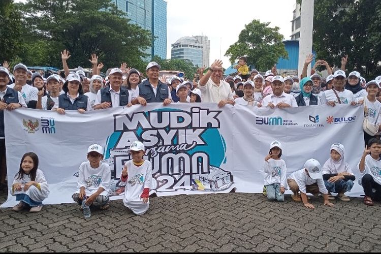 Direktur Utama Perum Bulog Bayu Krisnamurti memberangkatkan 650.000 orang pemudik gratis dalam program Mudik Asyik Bersama BUMN 2024di Jakarta, Jumat (5/4/2024)   