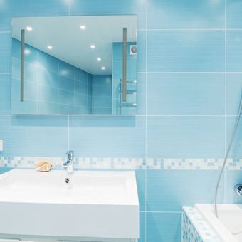 Ilustrasi kamar mandi dengan nuansa warna biru muda, cermin kamar mandi. 
