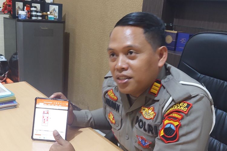 Kasat Lantas Polres Semarang AKP Dwi Himawan menunjukkan posisi korban kecelakaan di Tol Ungaran-Bawen