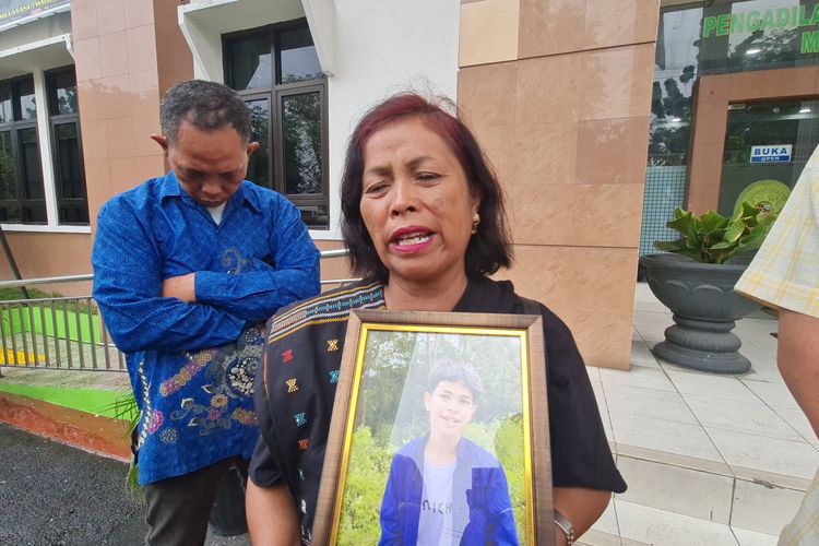 Lenny Damanik, ibu MHS, saat diwawancarai di Pengadilan Militer I-02 Medan pada Senin (20/10/2025). 