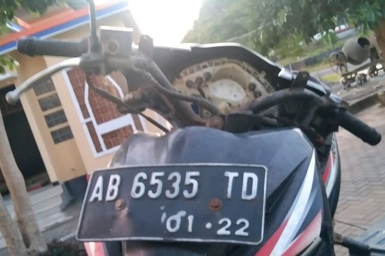 Sepeda motor korban yang masuk jurang di Kapanewon Tepus, Gunungkidul, DI Yogyakarta. Sabtu (20/5/2023)