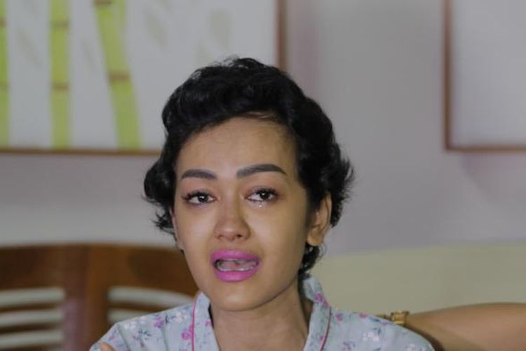 Julia Perez saat memberikan keterangan pers di RSCM, Jakarta, Rabu (15/2/2017). Julia Perez alias Jupe, gagal menggunakan hak suaranya di TPS 15 karena tidak memiliki surat pindah memilih atau formulir A5 karena belum terdaftar sebelumnya di kelurahan TPS 15. 