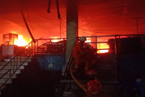 Petugas Pemadam Kesulitan Jangkau Titik Api di Blok C Pasar Minggu