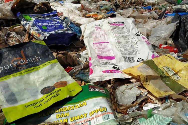 Kemasan sampah luar negeri di antara timbunan sampah anorganik di lahan dekat TPA Burangkeng, Kabupaten Bekasi.