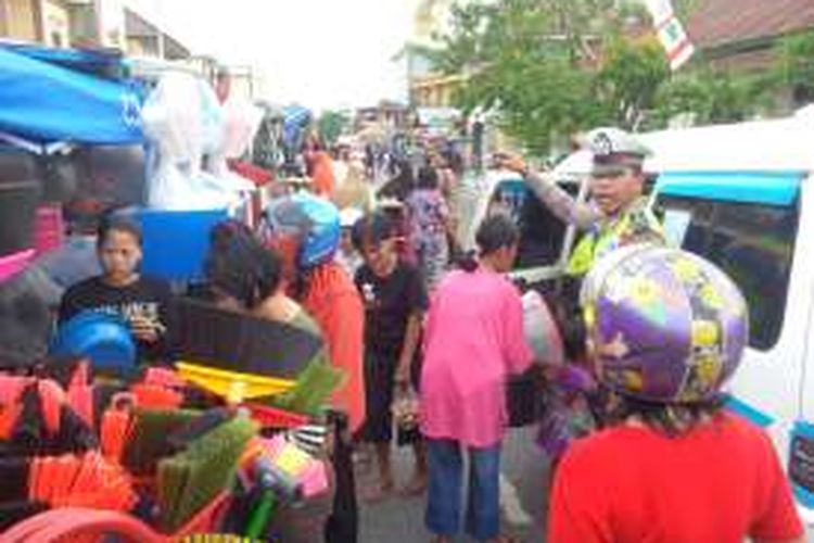  Ratusan pedagang kebutuhan rumah tangga di Kabupaten Nunukan menutup jalan untuk menggelar dagangan. Dalam memperingati 10 muharam, warga di Nunukan akan mmborong peralatan rumah tangga karena menurut mereka membeli barang pecah belah dihari 10 muharam akan awet. 