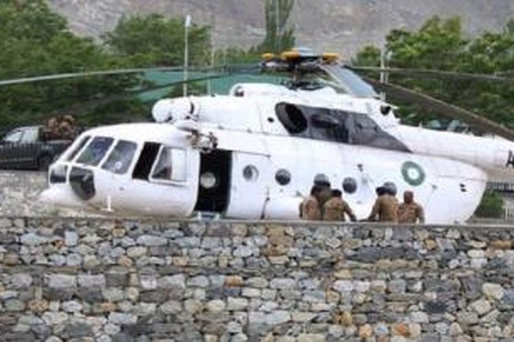Helikopter militer Pakistan membawa jenazah korban kecelakaan helikopter di Gilgit, Baltistan, Pakistan, Jumat (8/5/2015). Kecelakaan ini juga menewaskan istri duta besar Indonesia untuk Pakistan.