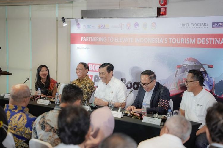 Konferensi pers F1 Powerboat Danau Toba Indonesia.