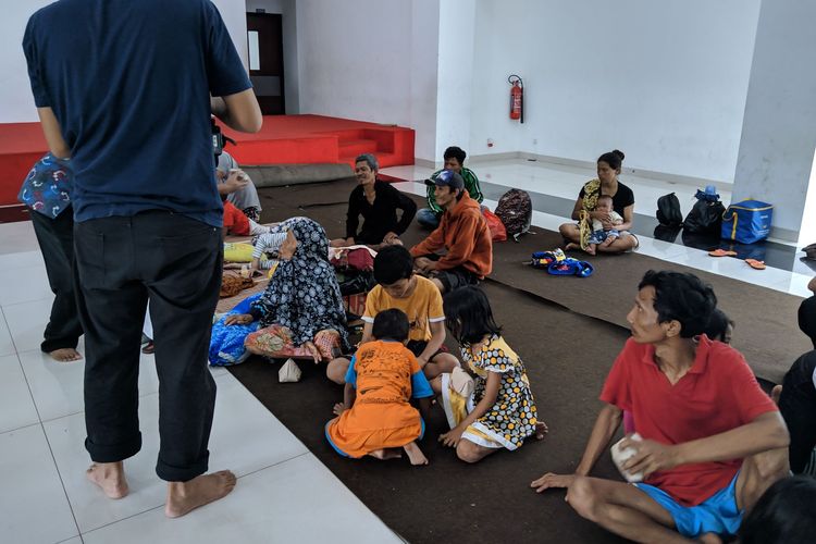 Anak-anak di kamp pengungsian Gelanggang Remaja Kecamatan Cengkareng Jakarta Barat, Minggu (5/1/2020)