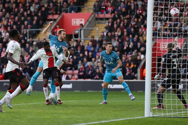 Penyerang Tottenham Hotspur, Harry Kane, menanduk masuk gol ke gawang Southampton pada laga lanjutan Liga Inggris di Stadion St Mary's pada Sabtu (18/3/2023) malam WIB.