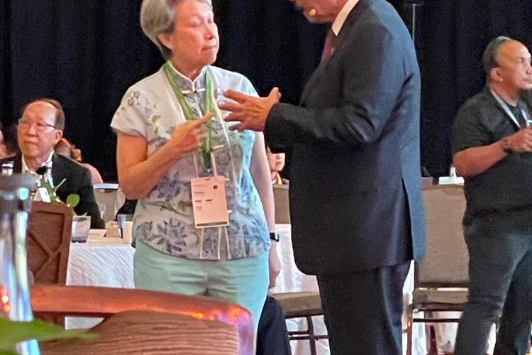 Menteri Koordinator Maritim dan Investasi Luhut Bisar Panjaitan tengah berbincang dengan Menteri Keberlanjutan dan Lingkungan Singapura Grace Fu usai diskusi panel Ecosperity yang digelar Temasek Foundation, Seals (6/6/2023).