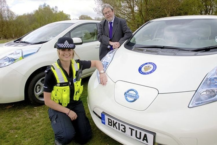 Bob Jones, Komisaris Kepolisian Midlands, Inggris bersama Leaf.