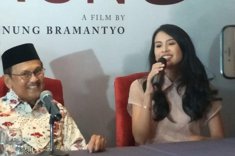 B. J Habibie dan Maudy Ayunda dalam jumpa pers film Habibie & Ainun 3 di MD Place, Setiabudi, Jakarta Selatan, Kamis (4/4/2019).