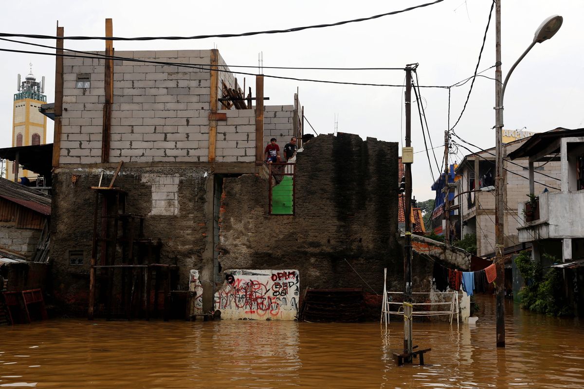 Suasana kawasan permukiman terendam banjir di Kelurahan Cipinang Melayu, Kecamatan Makasar, Jakarta Timur, Senin (20/2/2017). Banjir kerap terjadi menyusul meluapnya Kali Sunter yang melintasi Cipinang Melayu, ditambah, curah hujan yang tinggi sepanjang hari kemarin.