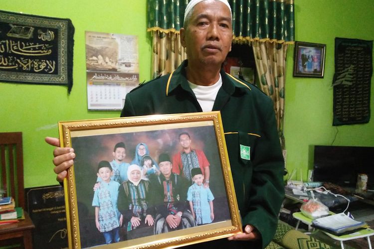 Abdul Rozak menunjukkan foto keluarga bersama Ainun Najib, saat ditemui di kediamannya di Desa Klotok, Kecamatan Balongpanggang, Gresik, Kamis (3/2/2022).