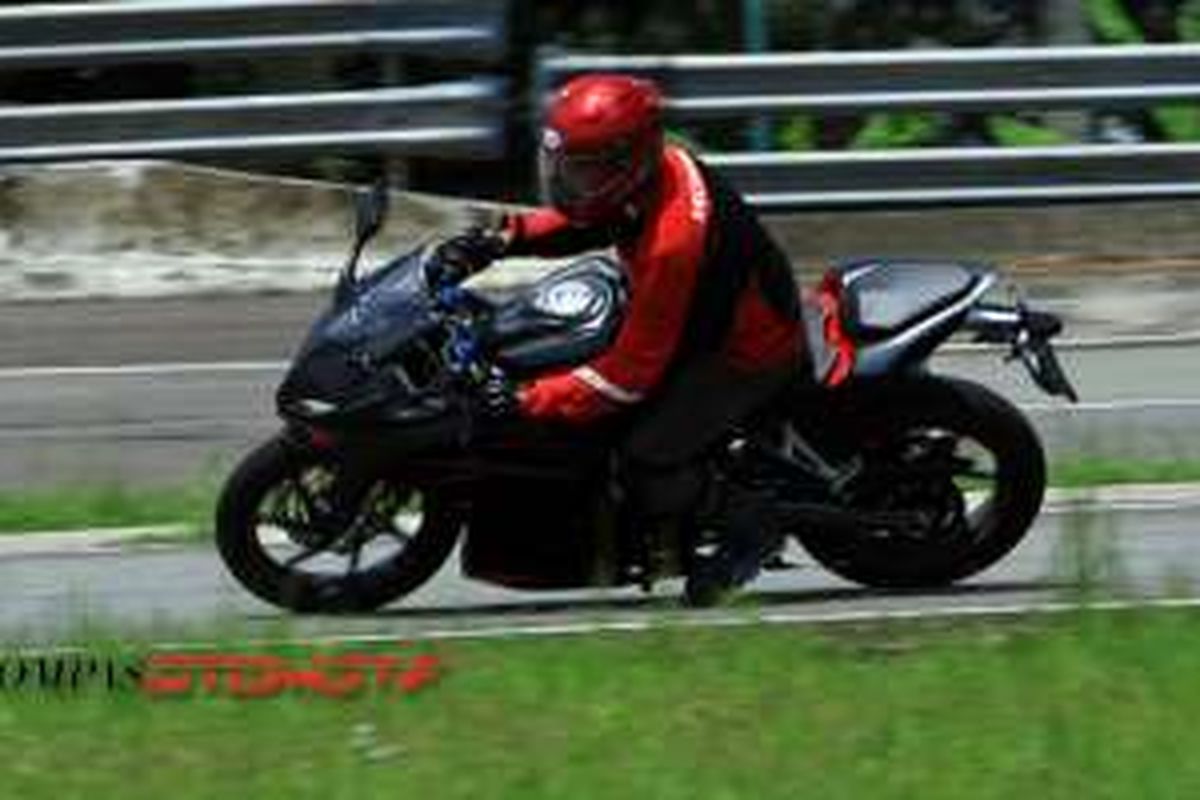 Honda CBR250RR saat dipakai meliuk di Proving Ground Bridgestone, Karawang, Jawa Barat.