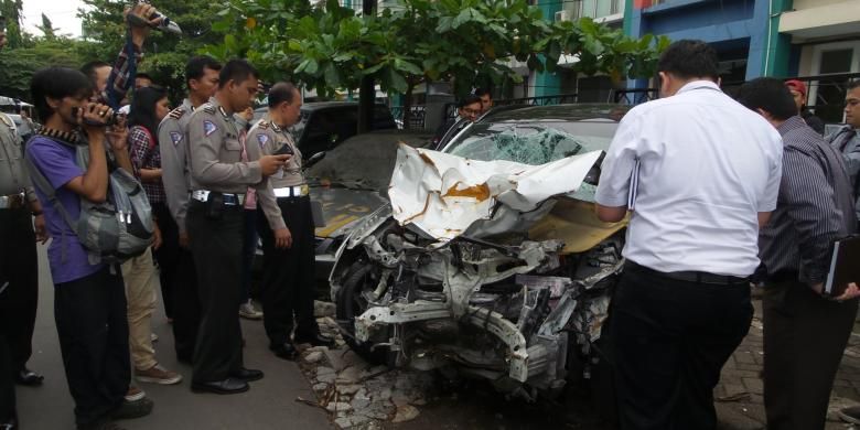 Sejumlah teknisi Mitsubishi Indonesia didampingi petugas Satlantas Polres Metro Jaksel memeriksa Mitsubishi Outlander B 1658 PJE, di Mapolres Metro Jaksel, Senin (26/1/2015). Mobil tersebut adalah mobil yang dikemudikan oleh Christopher Daniel Syarief (22), tersangka kecelakaan maut di Jalan Pondok Indah, Kebayoran Lama, Jakarta Selatan pada Selasa (20/1/2015) pekan lalu