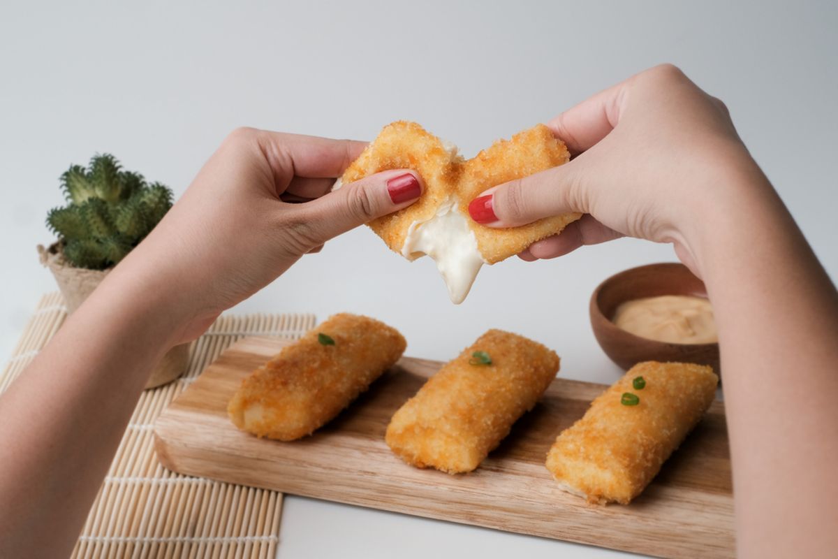 Ilustrasi risoles mayo yang meleleh.