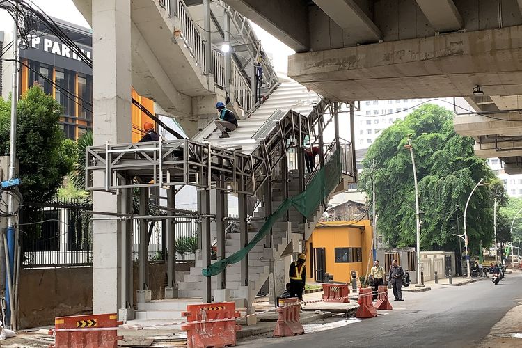 Tangga JPO Stasiun LRT Proklamasi Mepet Jalan, Warga Khawatir Macet Makin Parah